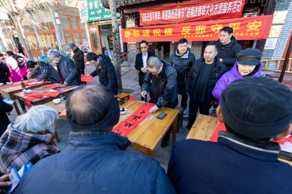 600图片1_副本写春联送祝福 反邪教守平安.jpg